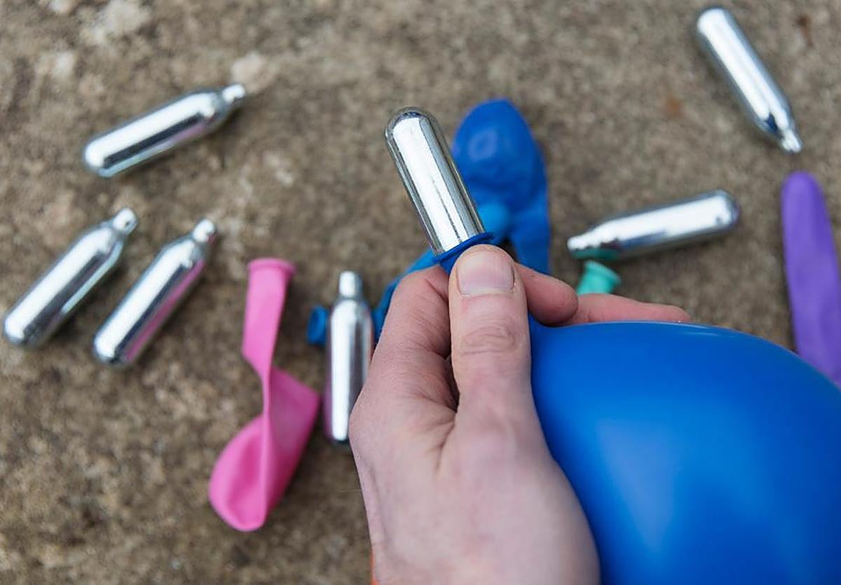 Las autoridades alertan por el consumo del gas de la risa, la droga barata de moda.