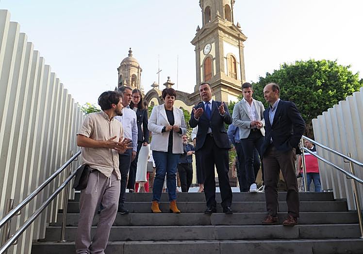 Imagen de la visita de la consejera insular al casco de Guía.