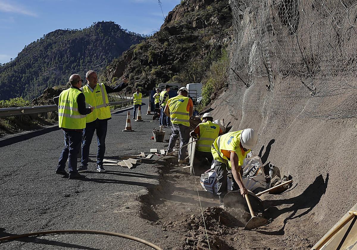 Augusto Hidalgo durante la visita a las obras que se ejecutan Ayacata y Tunte.