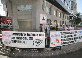 Momento de la protesta en la capital grancanaria a las puertas de la empresa pública encargada de fiscalizar el servicio.