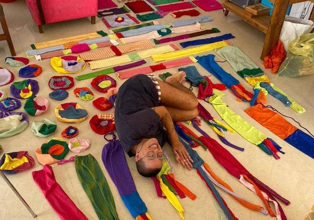 La joven artista Inés Hernández, en su taller de creación.