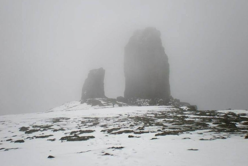 Imagen antes - A la izquierda, el Roque Nublo. A la derecha, la calima se adueña de los cielos de Canarias.