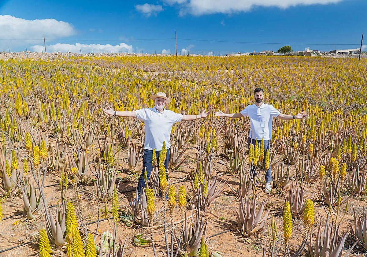 Rafael Lesmes, junto a uno de sus hijos, Raúl Lesmes, en Finca Canarias.