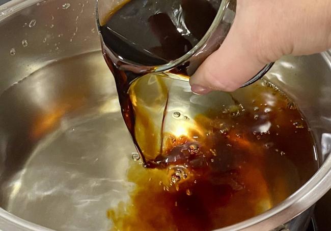 Añadimos salsa de soja y azúcar al agua
