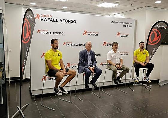 Los jugadores del Guaguas Nico Bruno y Miguel Ángel de Amo, con el presidente del club, Juan Ruiz, y el presidente del Grupo Rafael Afonso, Leocadio Afonso, en el acto de este miércoles.