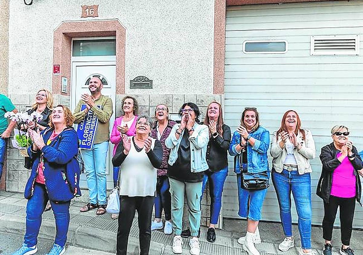 Imagen principal - Florencita cumple 100 con sus vecinos