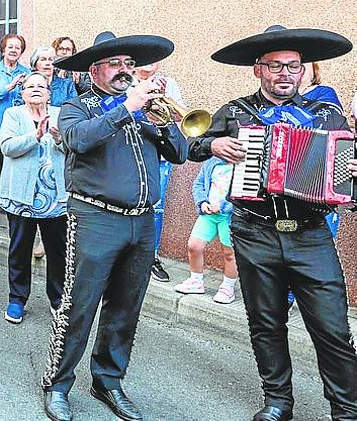 Imagen secundaria 2 - Florencita cumple 100 con sus vecinos