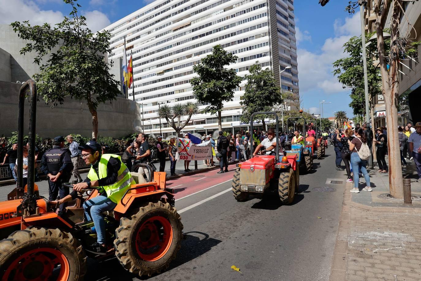 La tractorada toma la capital grancanaria en protesta por la situación del campo