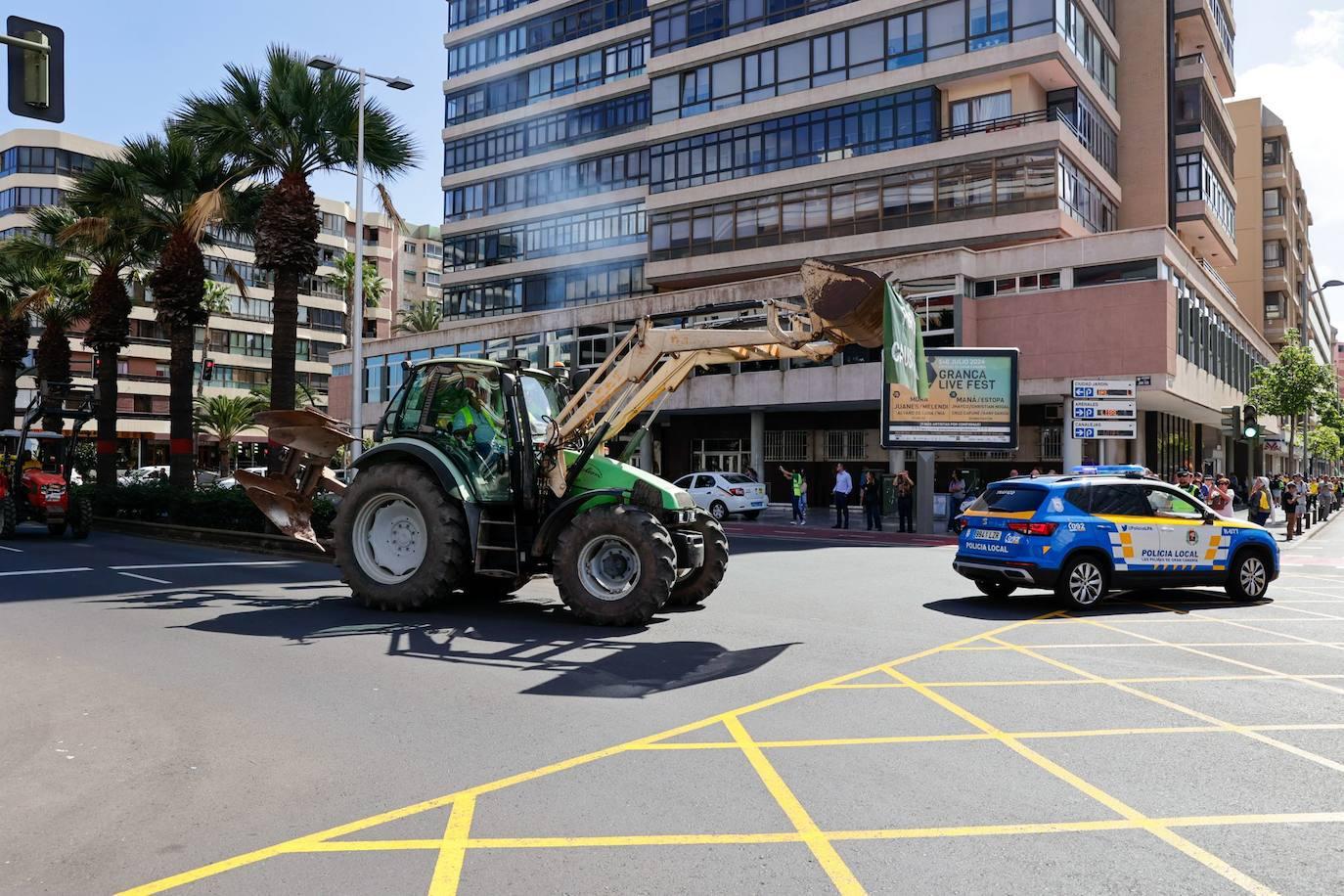 La tractorada toma la capital grancanaria en protesta por la situación del campo