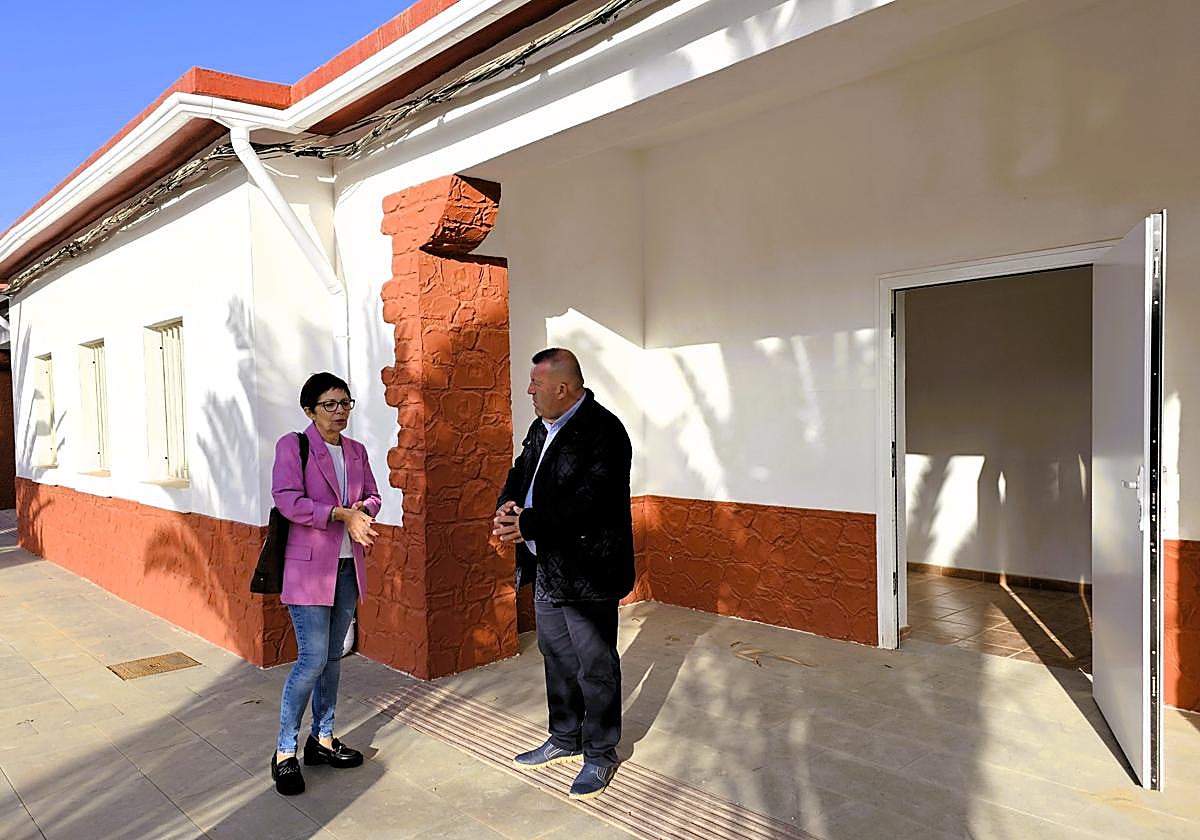 La concejala de la Agencia de Empleo y Desarrollo Local y el alcalde de Antigua, en la obra de la escuela recién terminada.