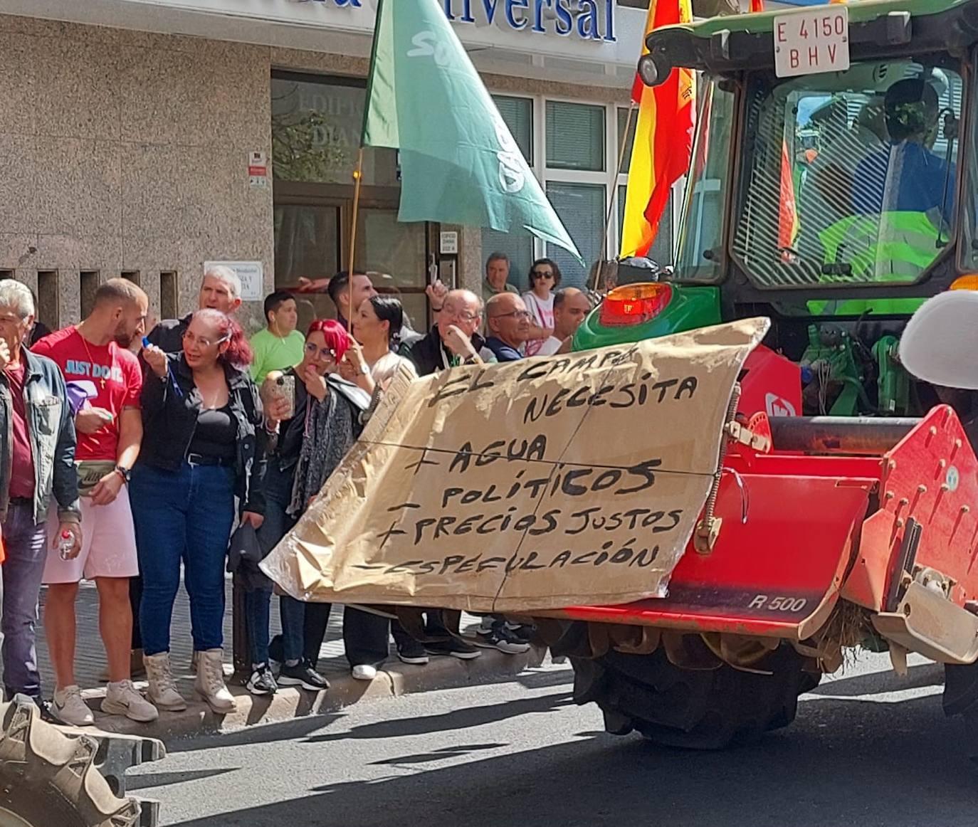 La tractorada toma la capital grancanaria en protesta por la situación del campo