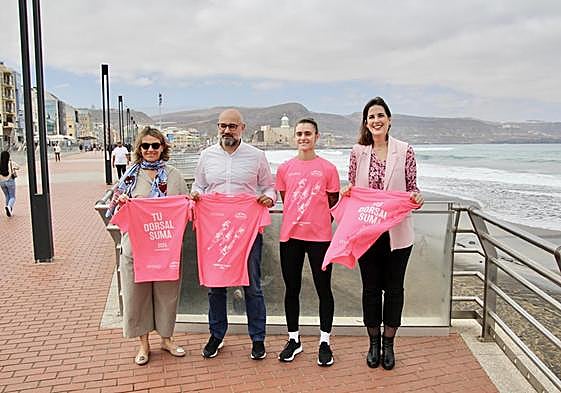 Aridany Romero presenta la camiseta de la Carrera de La Mujer Central Lechera Asturiana.