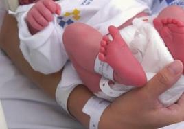 Imagen de archivo de un bebé recién nacido en los brazos de su madre en un hospital canario.