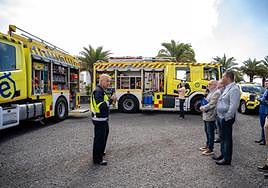 Mario Beltrán, oficial del Consorcio de Emergencias, explica las características de los camiones.