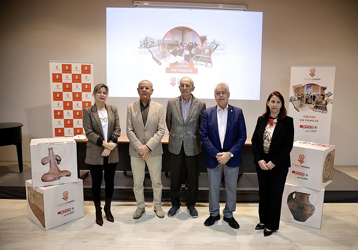 Representantes de ambas entidades tras la firma.