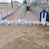 Se han dispuesto sacos llenos de arena en accesos al arenal.