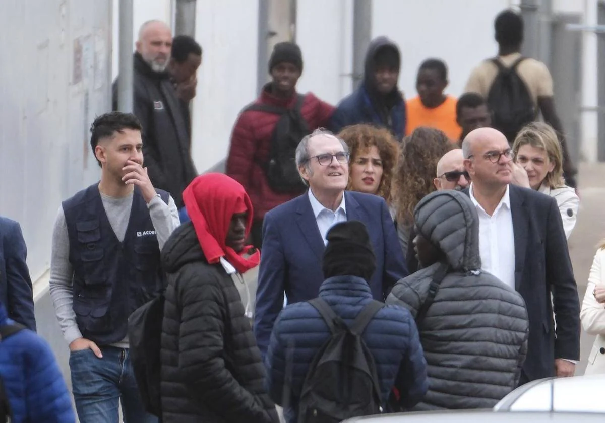 The Ombudsman visits the Las Raíces migrant center in Tenerife