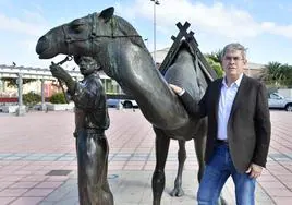 El alcalde de San Bartolomé de Tirajana, Marco Aurelio Pérez, posa junto a la escultura homenaje al camellero y al camello, en San Fernando.