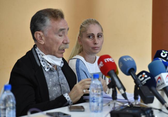 El letrado junto a Ithaisa Suárez.