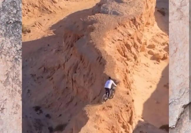 Ciclista por el filo de las paleodunas del BIC del barranco de Los Encantados, en Lajares, en el municipio de La Oliva.