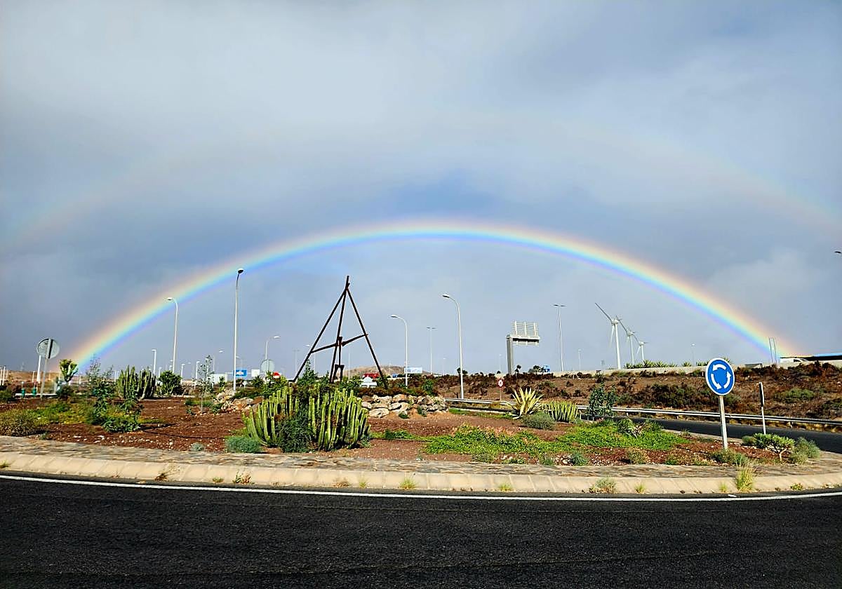 Brilla el arcoíris tras un chipi chipi en Arinaga.