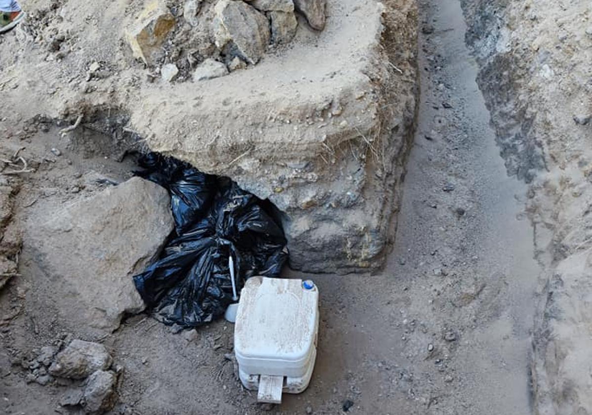 El váter químico, con las bolsas de basura, en el yacimiento paleontológico al sur de El Cotillo, en el municipio de La Oliva.