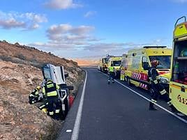 Imagen del momento en el que los bomberos rescataron a la persona que quedó atrapada en el coche.