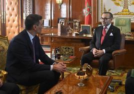 Imagen de Pedro Sánchez (i) en la reunión con Mohamed VI durante su reciente visita a Marruecos.