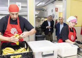 El presidente de Canarias, Fernando Clavijo, con el director de Cáritas, Gonzalo Marrero, en la cocina de la ONG en Escaleritas.