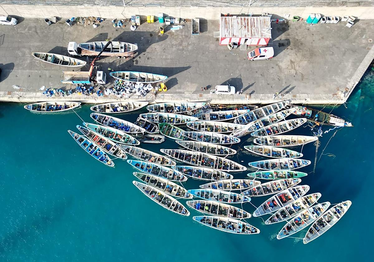 Vista de cómo estaba el puerto de Arguineguín, con decenas de cayucos acumulados.