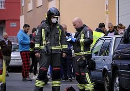 Imagen de los bomberos y, en segundo término, los vecinos desalojados.