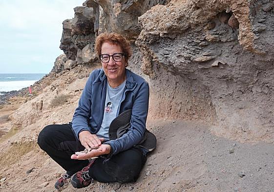 Esther Martín González, doctora en Biología y conservadora de Geología y Paleontología del Museo de Ciencias Naturales de Tenerife, en el yacimiento de El Cotillo donde se produjo un atentado que ella misma denunció en sus redes sociales.
