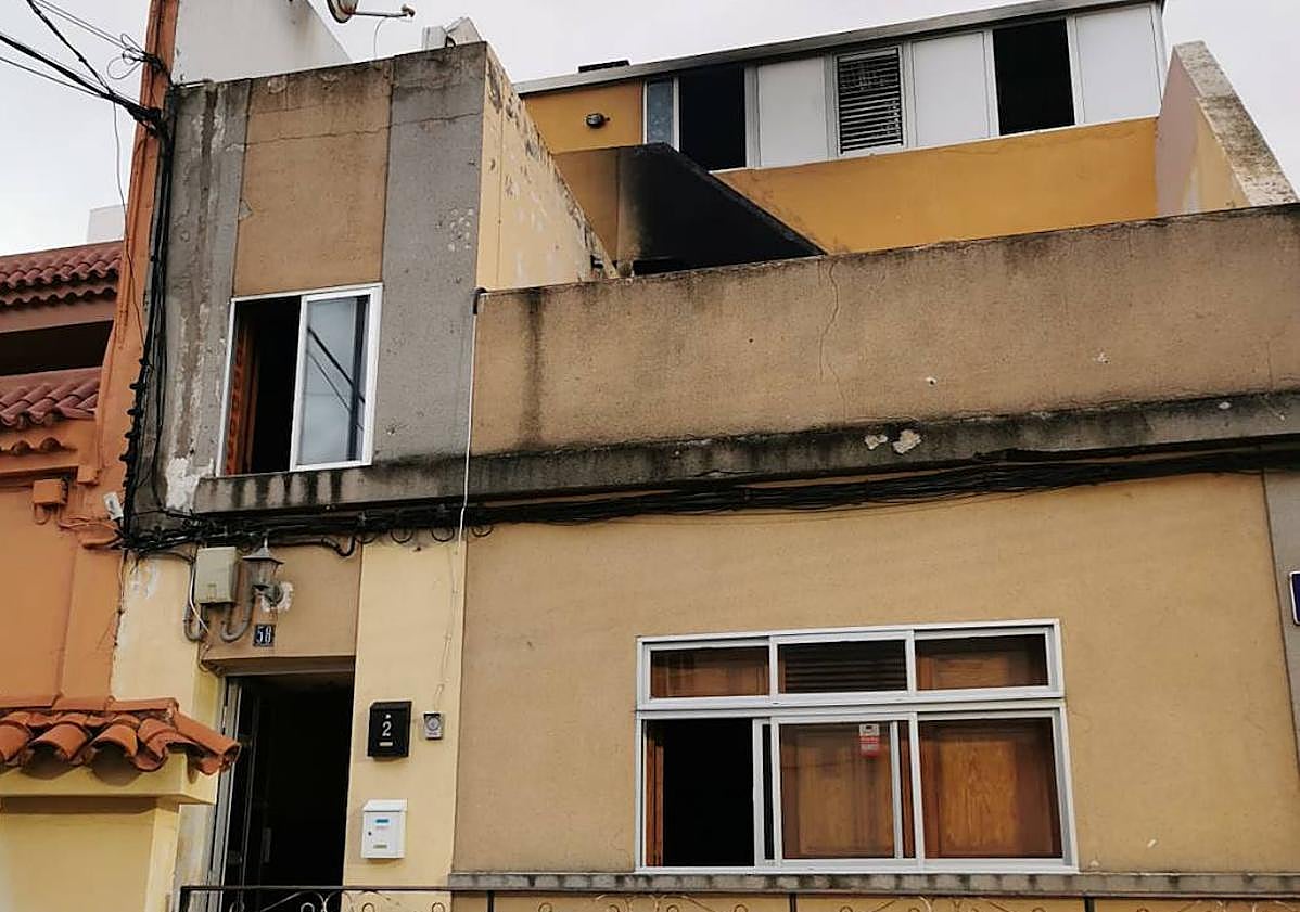Imagen principal - El incendio en un edificio de Arucas deja tres heridos, dos graves y un bombero leve