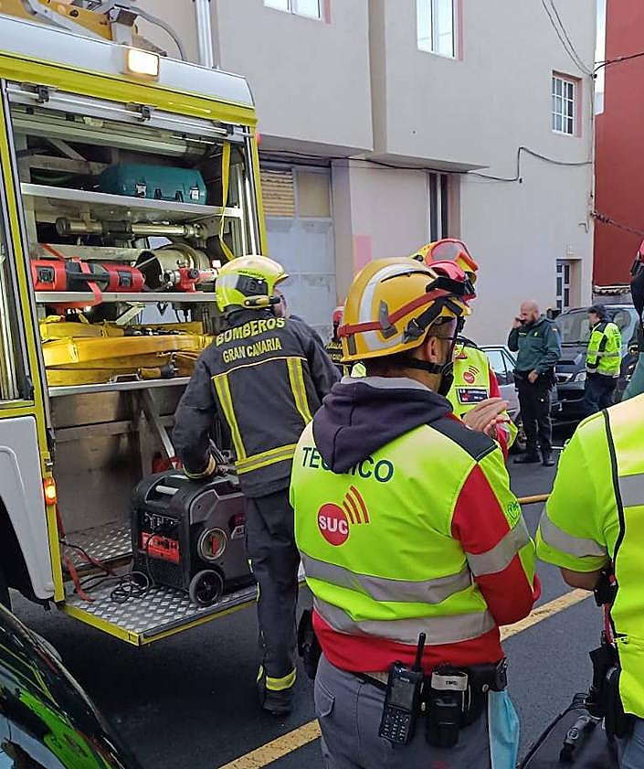 Imagen secundaria 2 - El incendio en un edificio de Arucas deja tres heridos, dos graves y un bombero leve