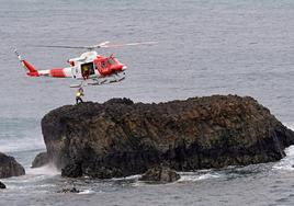 Imagen del helicóptero del GES trasladando el material necesario al Roque Matavinos.