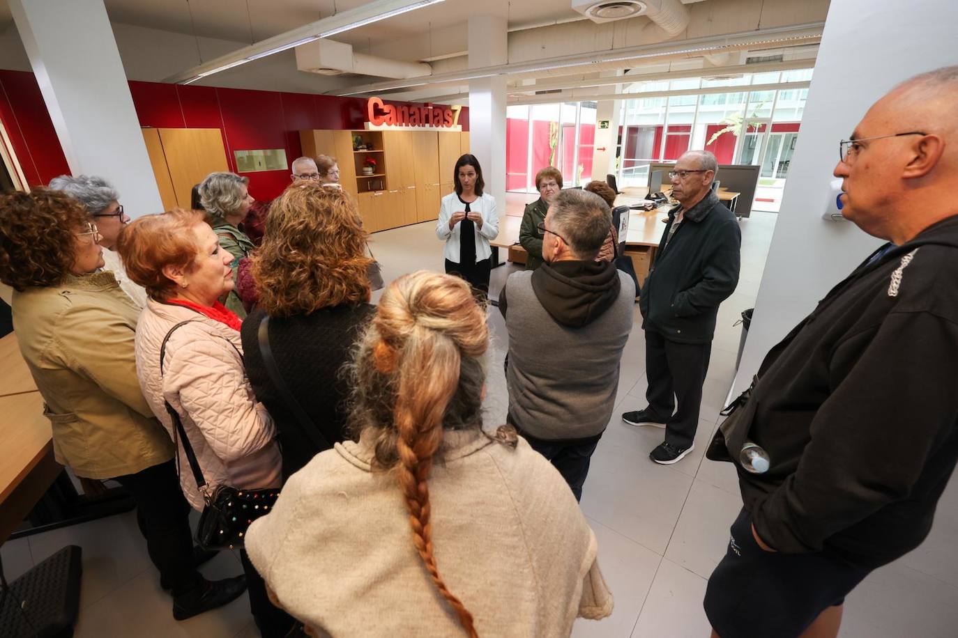 La visita del Centro de adultos La Herradura a CANARIAS7, en imágenes