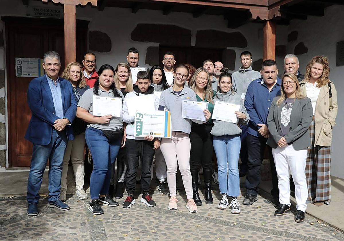 Foto de familia en la Casa de Postas de Ingenio con los primeros integrantes de este proyecto.
