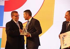 Jesús Lasso, en el momento de recoger su distinción de manos del presidente del Cabildo de Lanzarote Oswaldo Betancort.