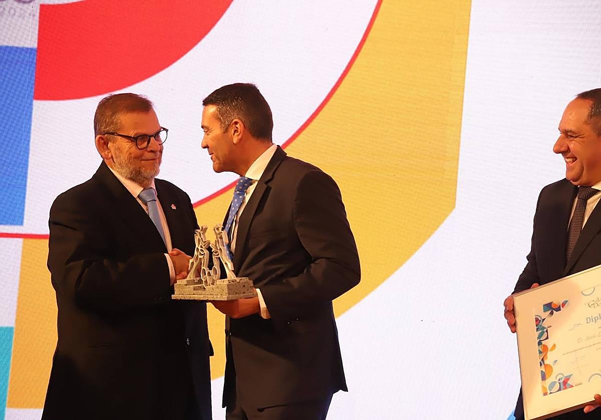 Jesús Lasso, en el momento de recoger su distinción de manos del presidente del Cabildo de Lanzarote Oswaldo Betancort.