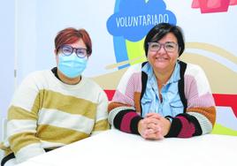 Luchadoras. Lucía Sosa, de 16 años,y su madre, Pilar García, en la sede de la Fundación Pequeño Valiente.