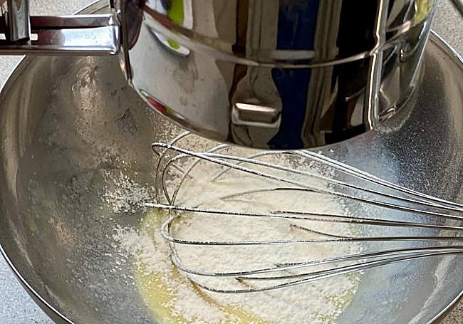 Tamizamos la harina antes de incorporarla