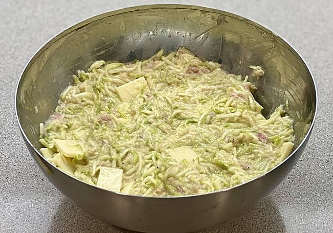 Añadimos el calabacín y mezclamos