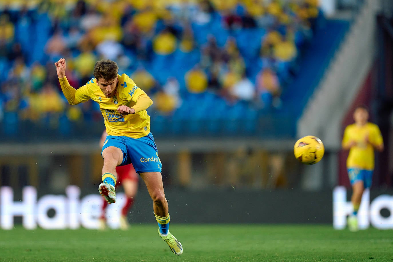 Mar prueba un disparo a puerta.