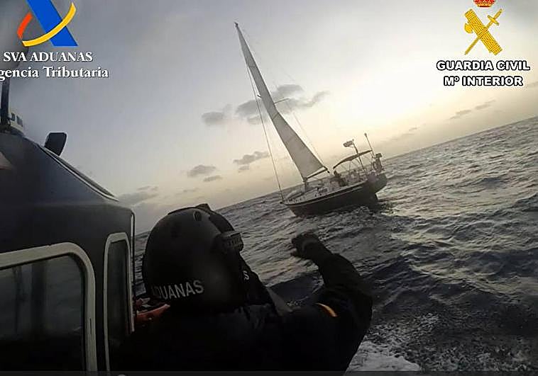 Imagen del abordaje de la Policía Nacional al velero.