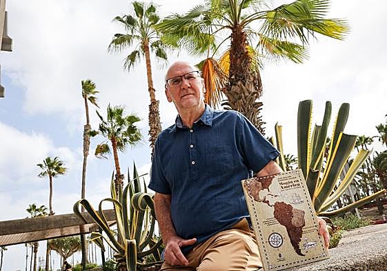 El autor del libro, el historiador Jesús Emiliano Rodríguez Calleja, posa con un ejemplar de su obra.