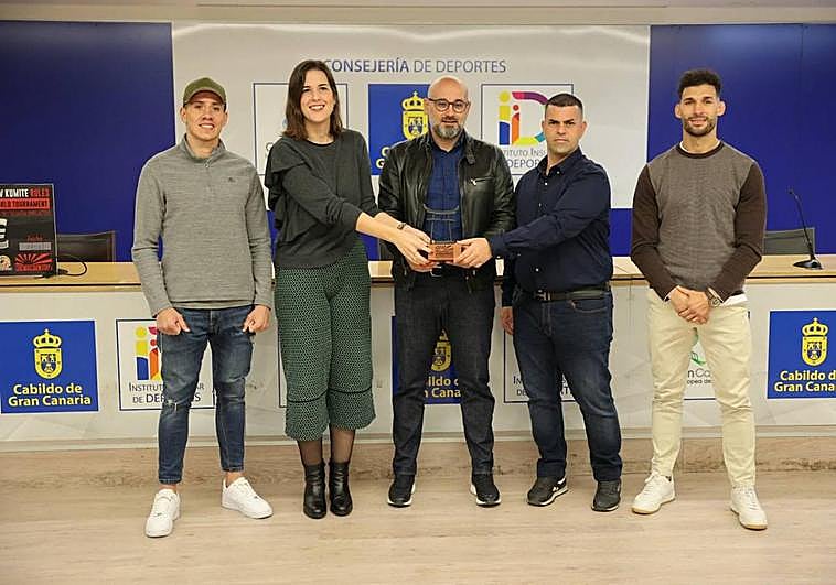 Luchadores, promotor y autoridades deportivas, hoy en la presentación del evento.