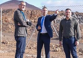 Marci Acuña (Servicios Sociales), Oswaldo Betancort (presidente) y Jacobo Medina (vicepresidente), visitando la parcela.