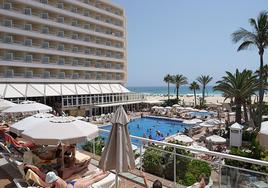 Piscinas del hotel Oliva Beach, con las Grandes Playas de Corralejo al fondo.