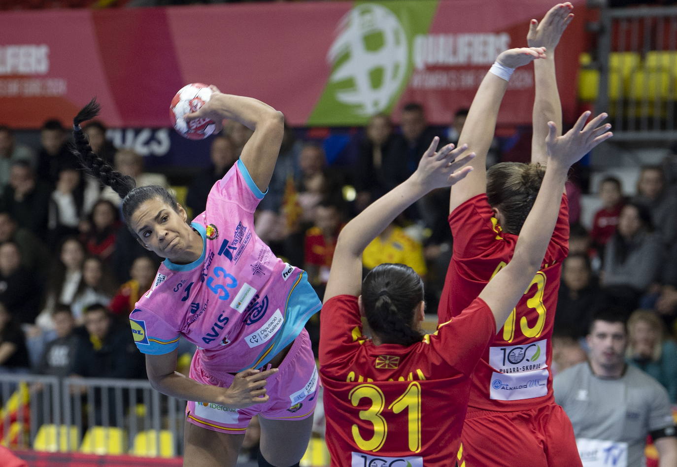 Sayna dispara a portería.