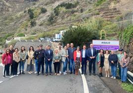 Foto de familia inaugurando una de las señales.